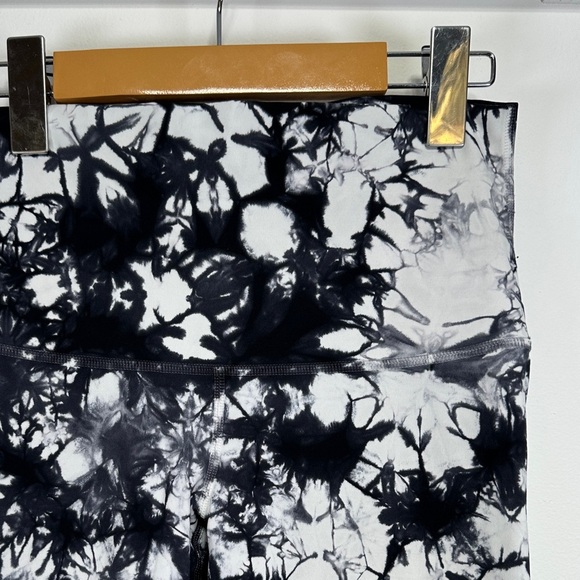 Lululemon | Wunder Under Hi-Rise Leggings in Shibori Tie-Dye Black & White Size - Picture 3 of 7